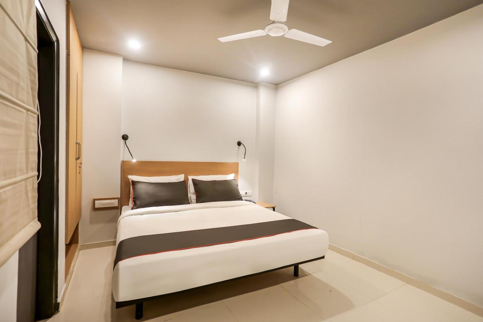 Super Collection O Le Noida Hotel Near Sector 76 Metro Station Εξωτερικό φωτογραφία