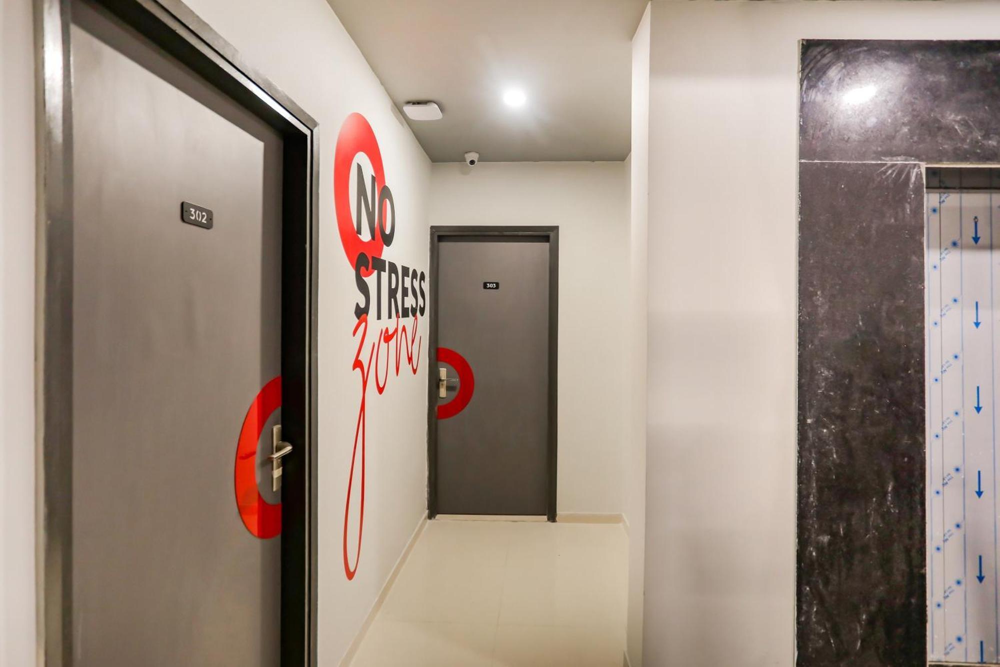 Super Collection O Le Noida Hotel Near Sector 76 Metro Station Εξωτερικό φωτογραφία