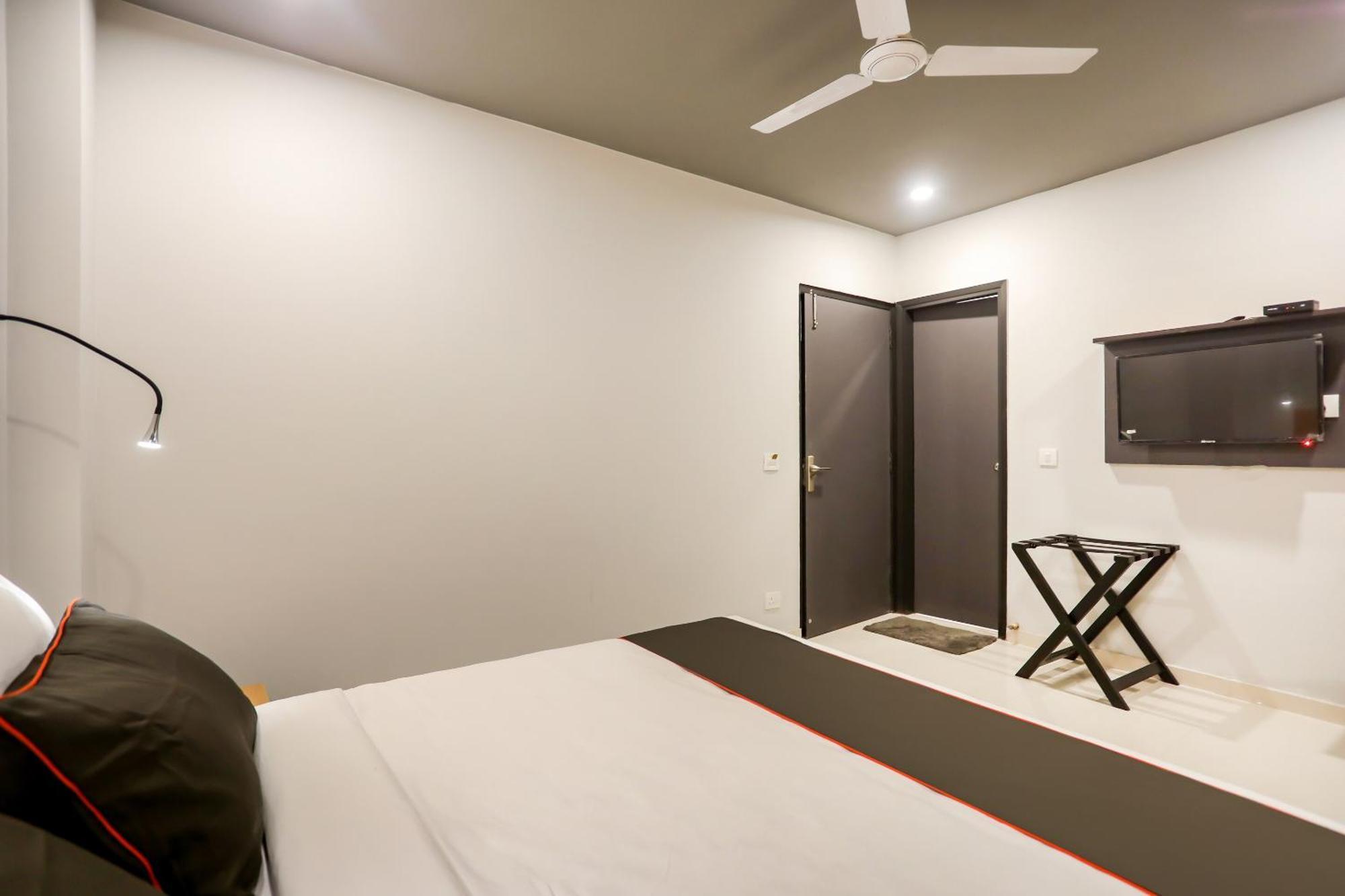 Super Collection O Le Noida Hotel Near Sector 76 Metro Station Εξωτερικό φωτογραφία